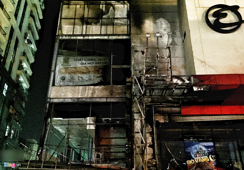 Hiện trường vụ cháy quán trà sữa Royal Tea ở Hồ Gươm Plaza